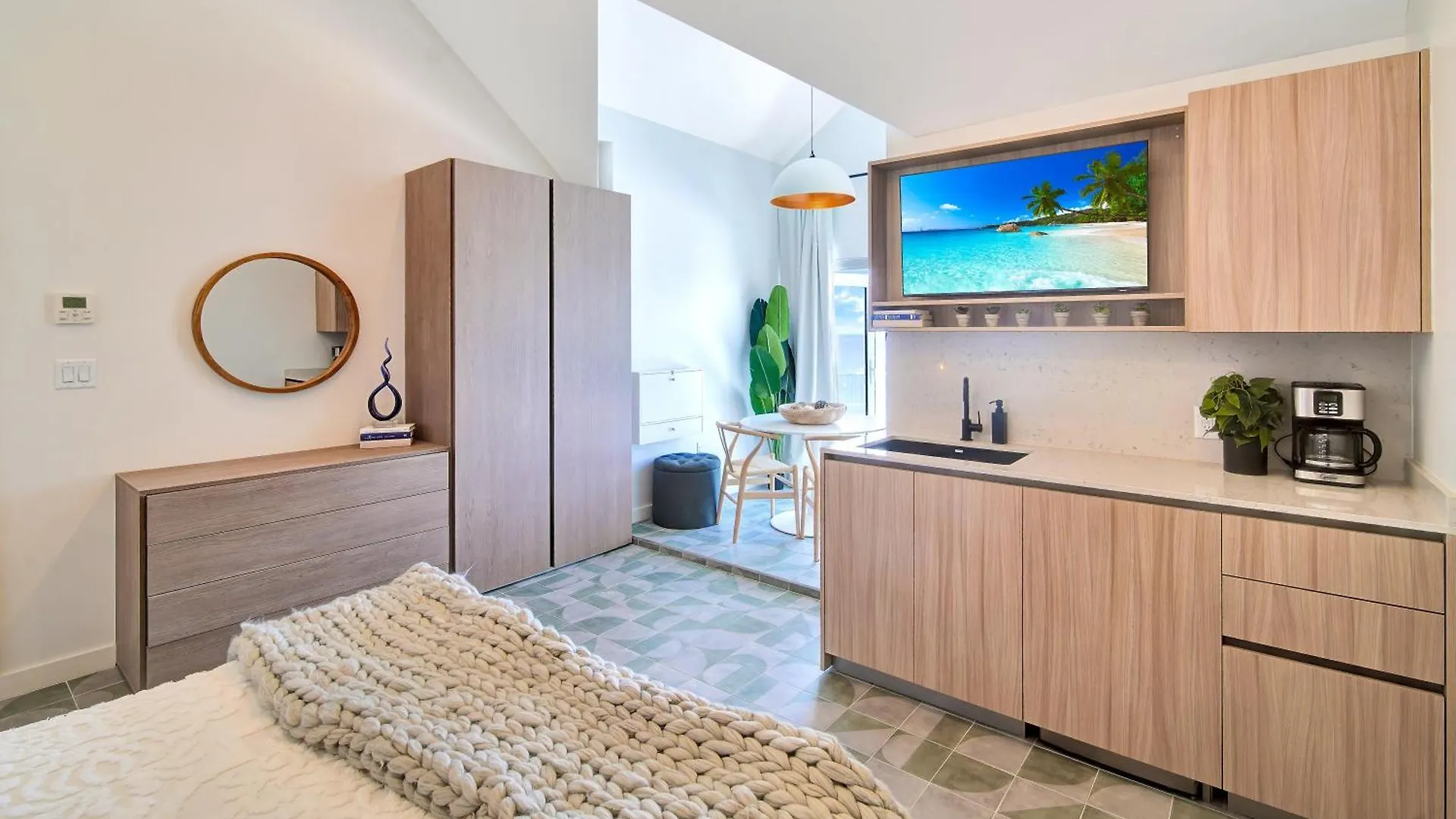 Cobalt Coast Resort West Bay 3*,
