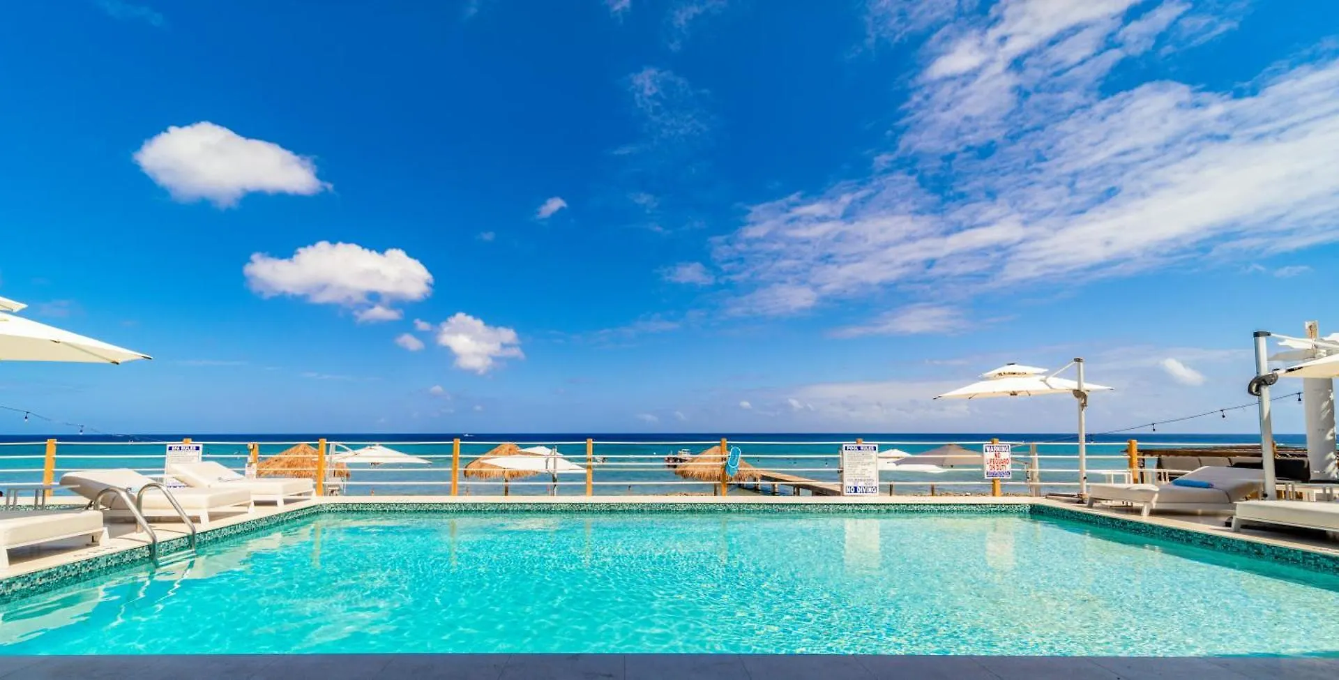 Cobalt Coast Resort West Bay 3*,