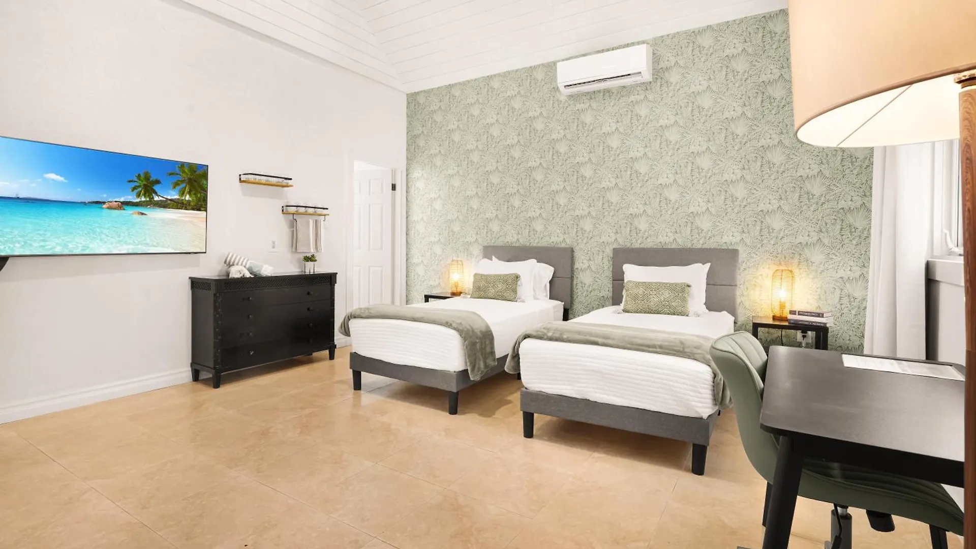 Cobalt Coast Resort West Bay 3*,